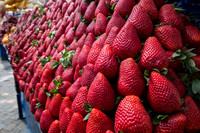 Strawberries stack in a symmetric order