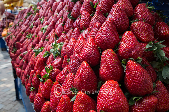 Strawberries stack in a symmetric order