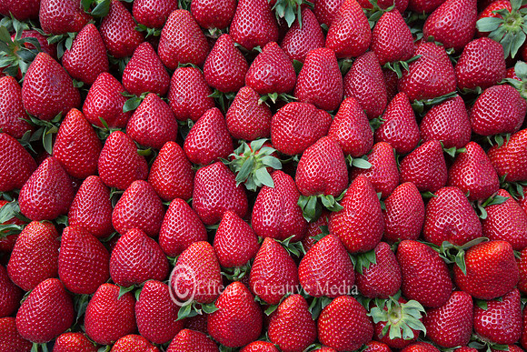 Strawberries stack in a symmetric order